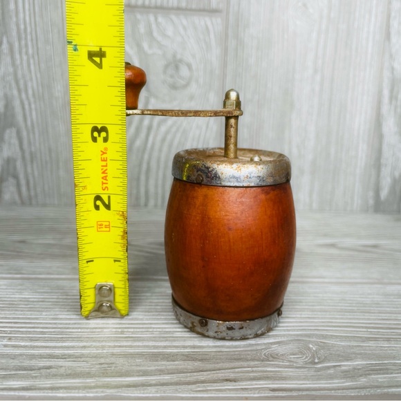 Vintage Grinder Pepper Mill Wood Barrel Shape Hand Crank Old Rusty Rustic Decor - Picture 3 of 4